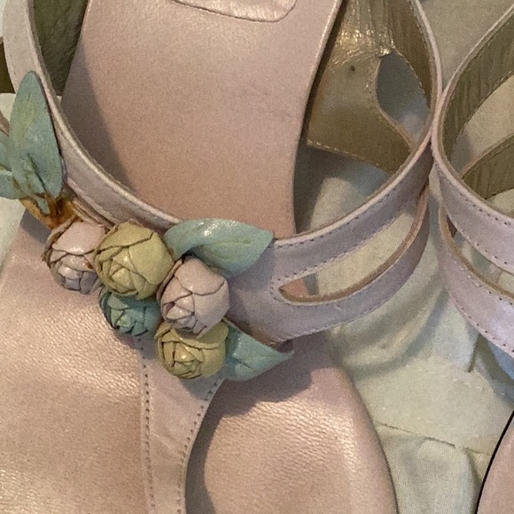 Stuart Weitzman Vintage Blush Leather Sandals w/ Leather Roses & Brass Heels - Picture 4 of 10